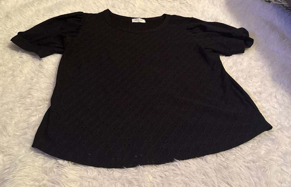 Kim & Cami Black Eyelet Puff Sleeve Top Size Large